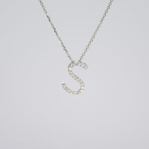 Gargantilla inicial S en oro blanco 14k con diamantes.