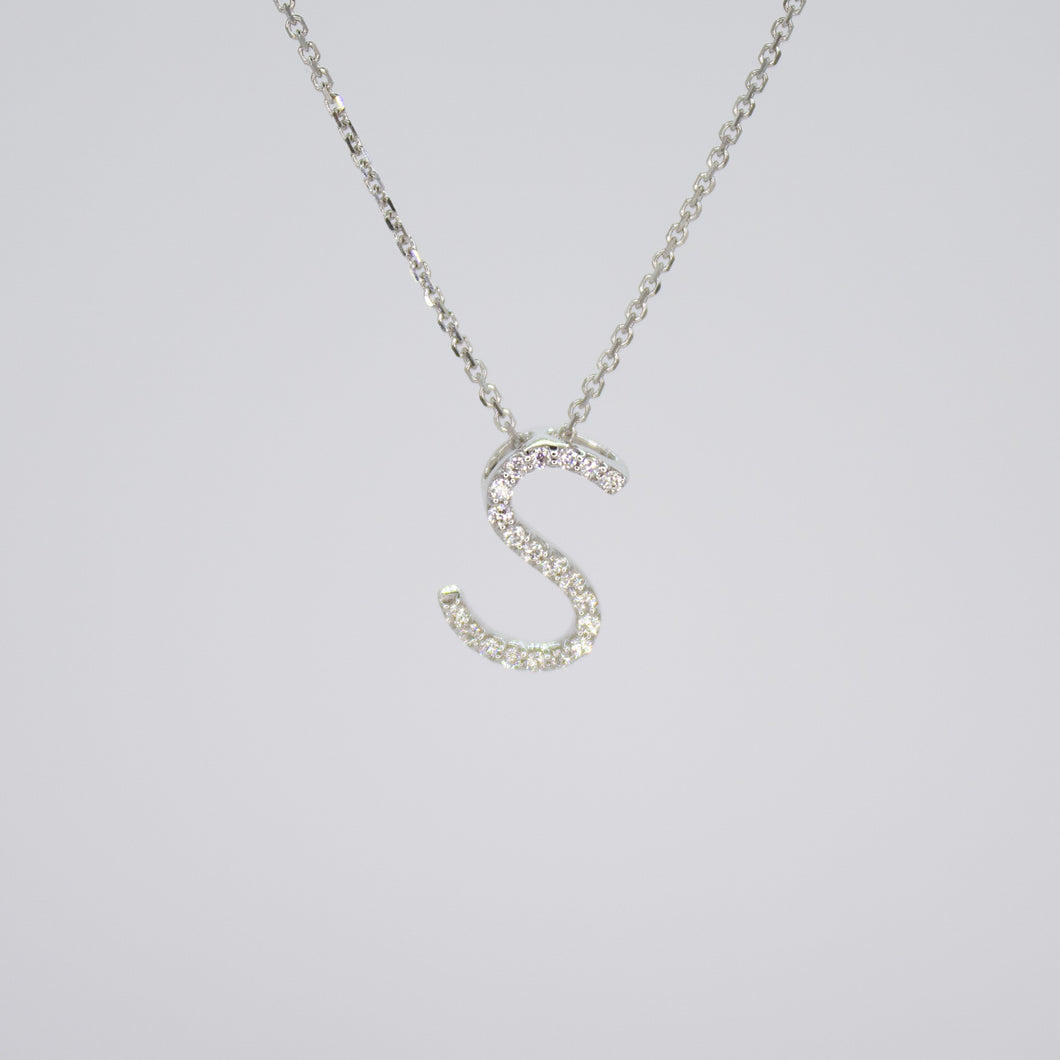 Gargantilla inicial S en oro blanco 14k con diamantes.