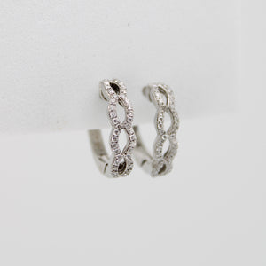 Aretes en oro blanco 14k con diamantes.