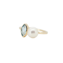 Cargar imagen en el visor de la galería, Anillo fabricado en oro amarillo de 14k, con perla y topacio en corte Marquise