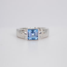 Cargar imagen en el visor de la galería, Anillo en oro blanco 14k con topacio y diamantes.