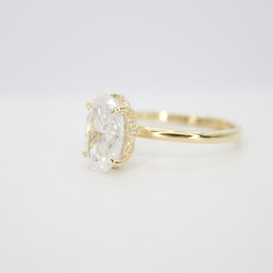 Anillo en oro amarillo 14k con moissanitas.