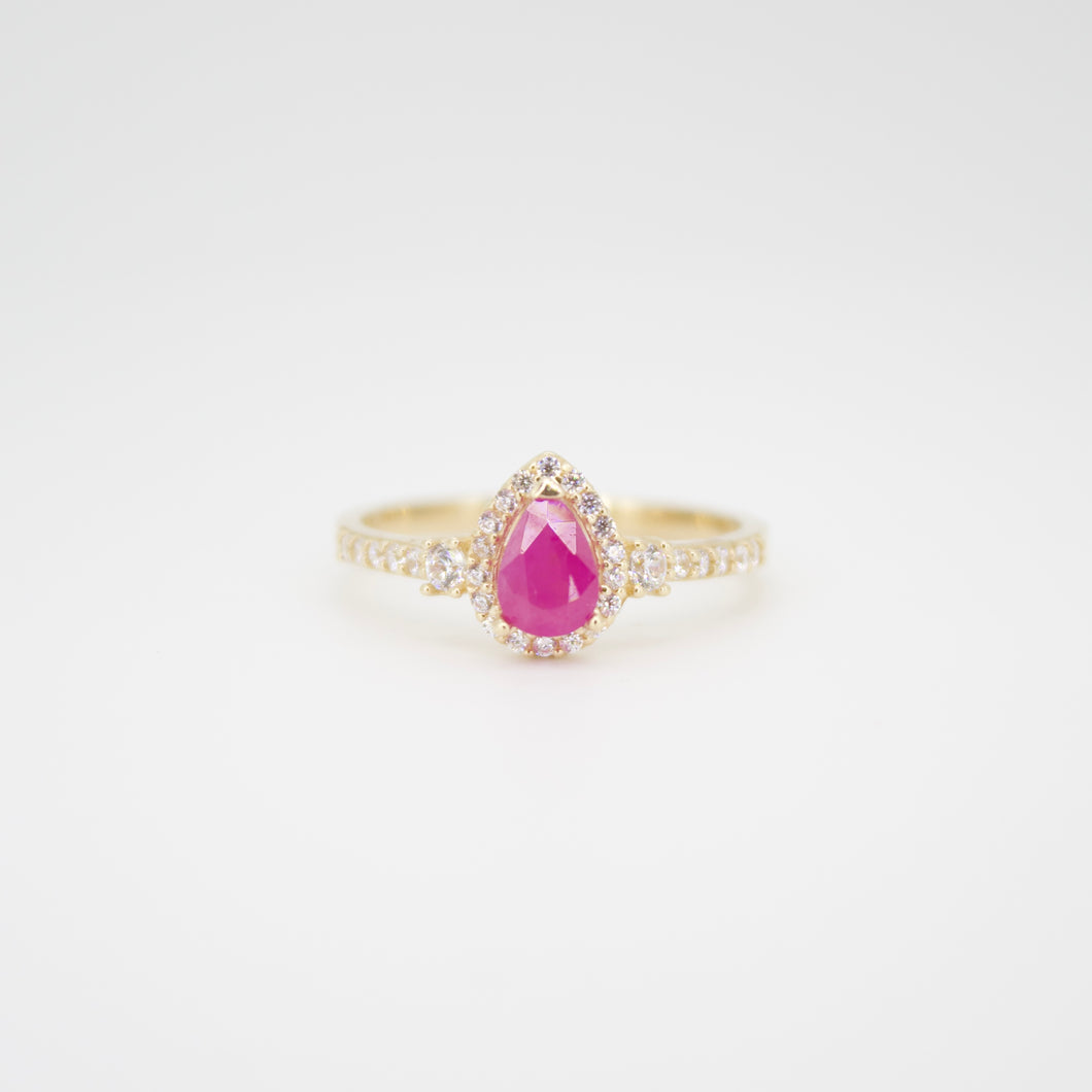 Anillo en oro amarillo 14k con Rubí y zirconia.