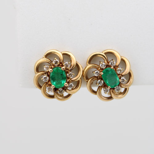 Aretes en oro amarillo 14k con esmeraldas y diamantes.