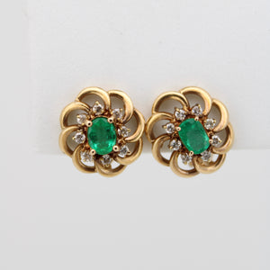 Aretes en oro amarillo 14k con esmeraldas y diamantes.