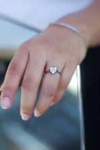 Cargar imagen en el visor de la galería, Anillo corazón en oro blanco 14k con diamantes.