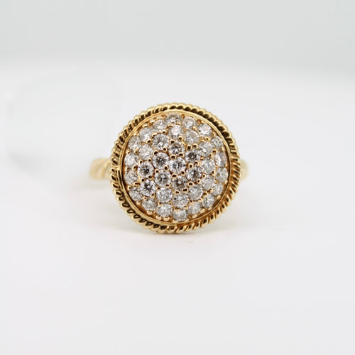 Anillo en oro amarillo 14k con diamantes.