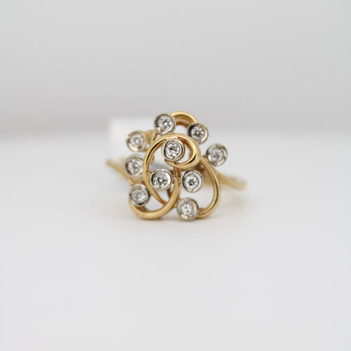 Anillo en oro amarillo 14k con diamantes.