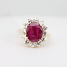 Cargar imagen en el visor de la galería, Anillo oro amarillo 14k con rubí y diamantes.