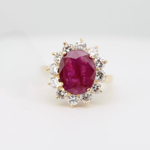 Anillo oro amarillo 14k con rubí y diamantes.