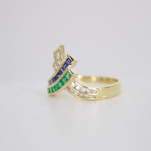 Cargar imagen en el visor de la galería, Anillo en oro amarillo 14k con esmeralda,diamante y zafiro.