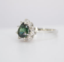 Cargar imagen en el visor de la galería, Anillo con zafiro green blue y diamantes.