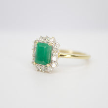 Cargar imagen en el visor de la galería, Anillo oro amarillo 14k con esmeralda y diamantes.