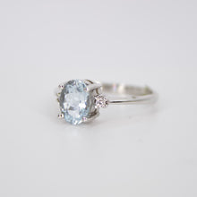Cargar imagen en el visor de la galería, Anillo en oro blanco 14k con aguamarina y diamantes.
