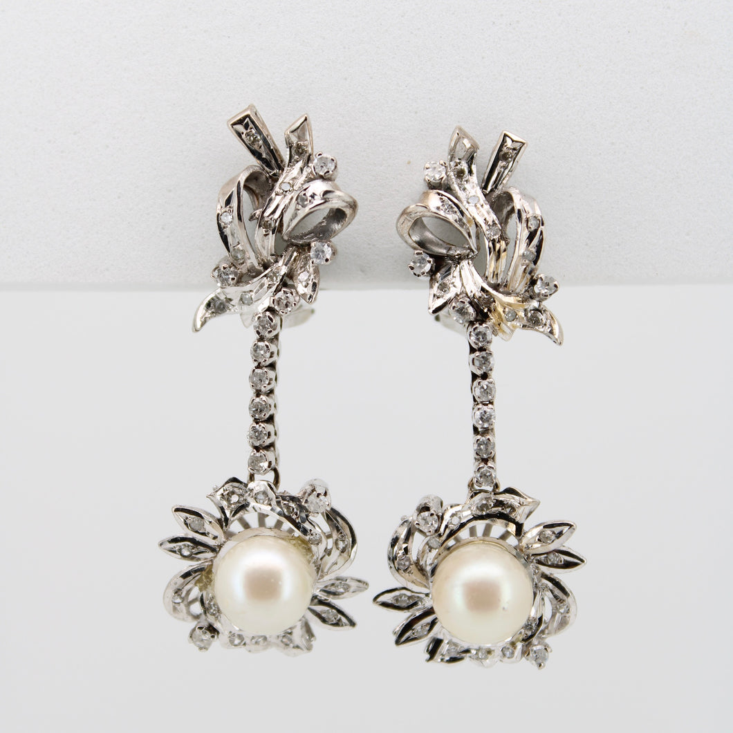 Aretes en paladio con perla y diamantes.
