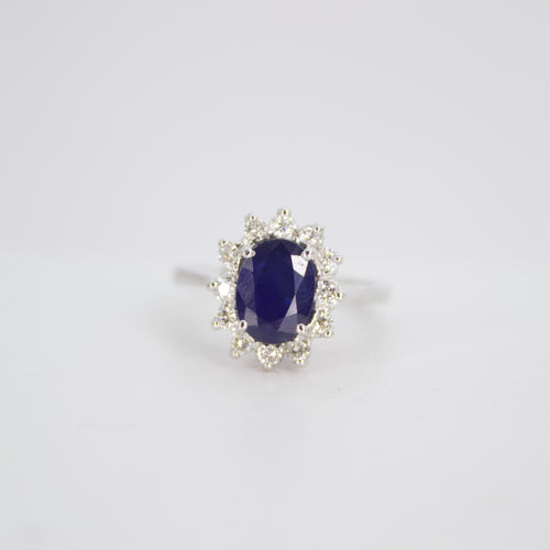 Anillo en oro blanco 14k con zafiro u diamantes.