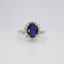 Cargar imagen en el visor de la galería, Anillo en oro blanco 14k con zafiro y diamantes.
