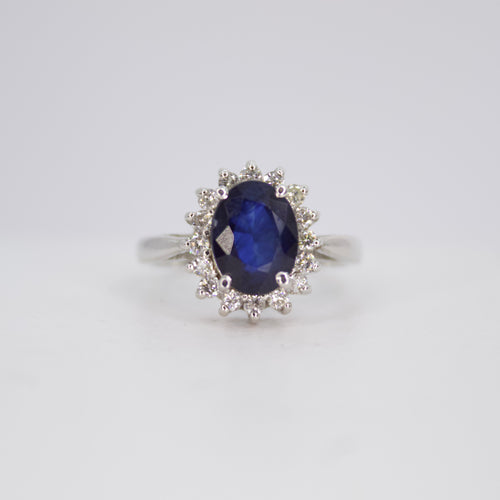 Anillo en oro blanco 14k con zafiro y diamantes.