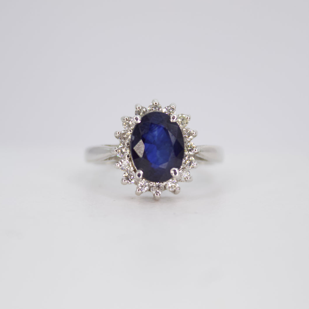 Anillo en oro blanco 14k con zafiro y diamantes.