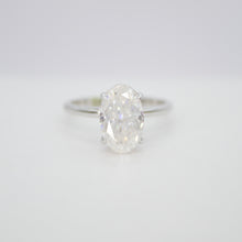 Cargar imagen en el visor de la galería, Anillo en oro blanco 14k con moissanitas.