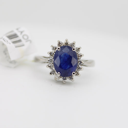 Anillo en oro blanco 14k con zafiro y diamantes.