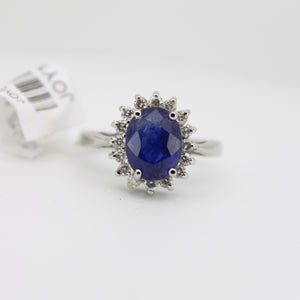 Anillo en oro blanco 14k con zafiro y diamantes.