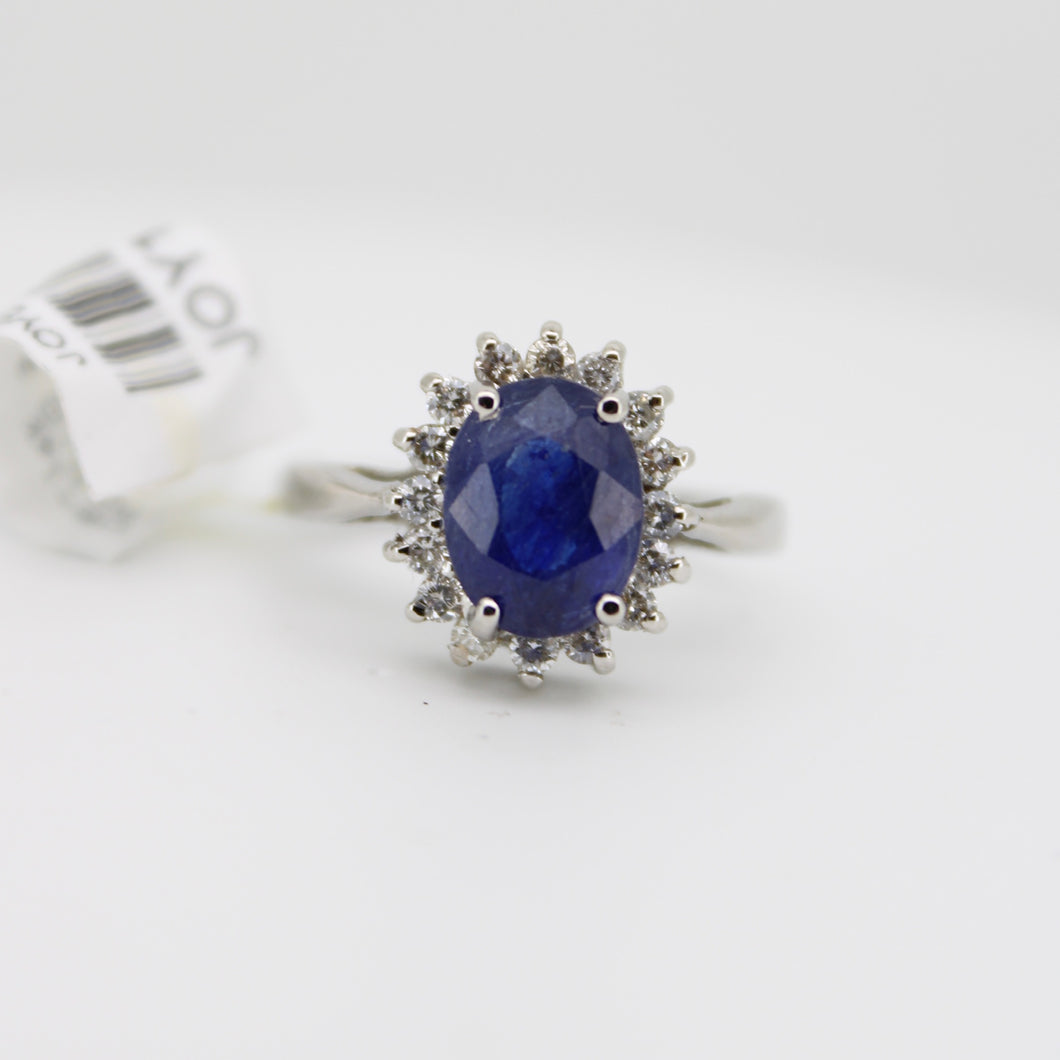 Anillo en oro blanco 14k con zafiro y diamantes.