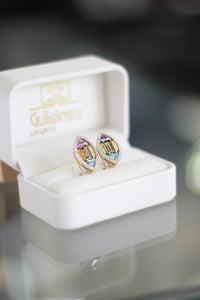 Aretes en oro amarillo con piedras naturales.