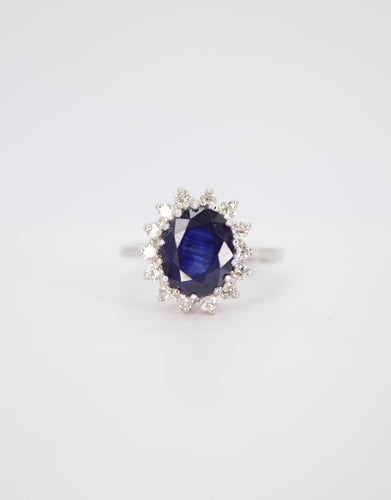 Anillo con zafiro y diamantes.