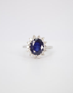 Anillo con zafiro y diamantes.