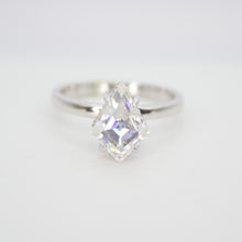Cargar imagen en el visor de la galería, Anillo en oro blanco de 14k con moissanita.