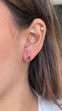 Cargar imagen en el visor de la galería, Aretes en oro blanco 14k con rubíes y diamantes.