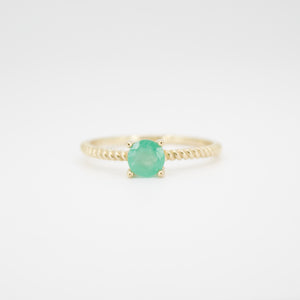 Anillo en oro amarillo 14k con esmeralda.