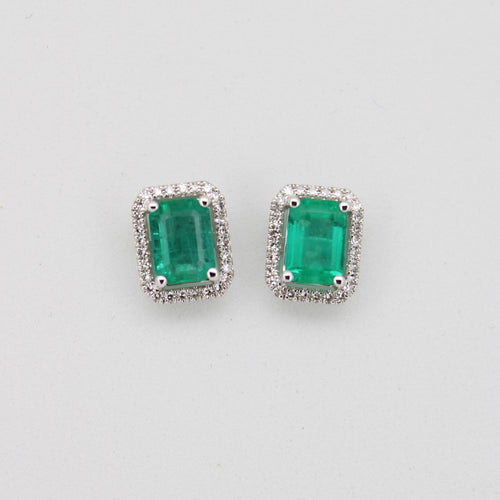 Aretes en oro blanco 14k con esmeraldas y diamantes.