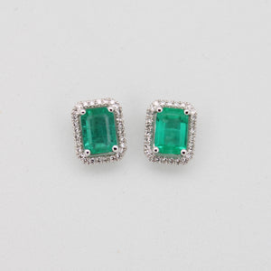 Aretes en oro blanco 14k con esmeraldas y diamantes.