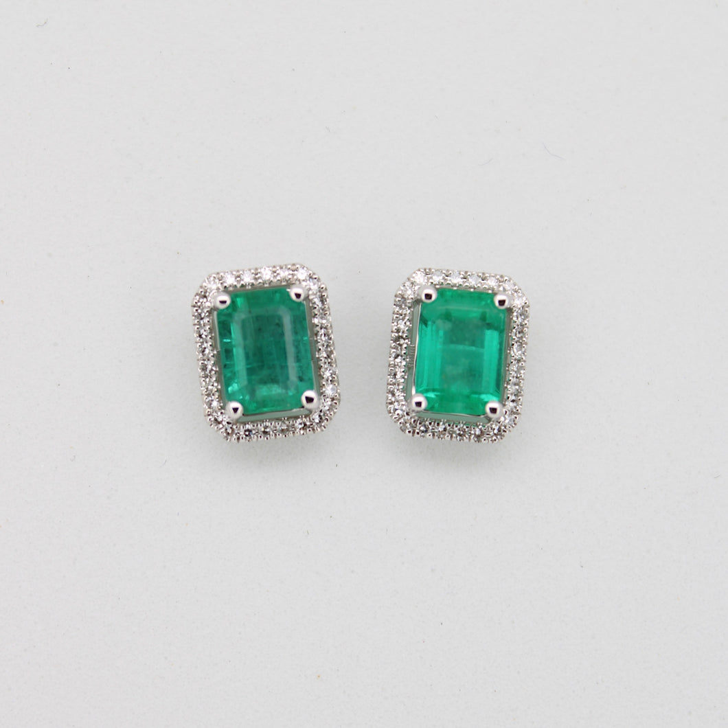 Aretes en oro blanco 14k con esmeraldas y diamantes.