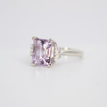 Cargar imagen en el visor de la galería, Anillo en oro blanco 14k con amatista y diamantes.