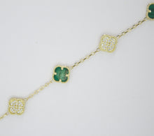 Cargar imagen en el visor de la galería, Pulsera trébol en oro amarillo 10k con malaquita y zirconias.