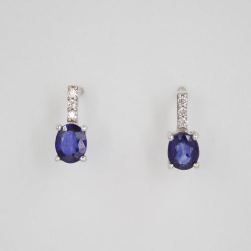 Aretes en oro blanco 14k con zafiros y diamantes.