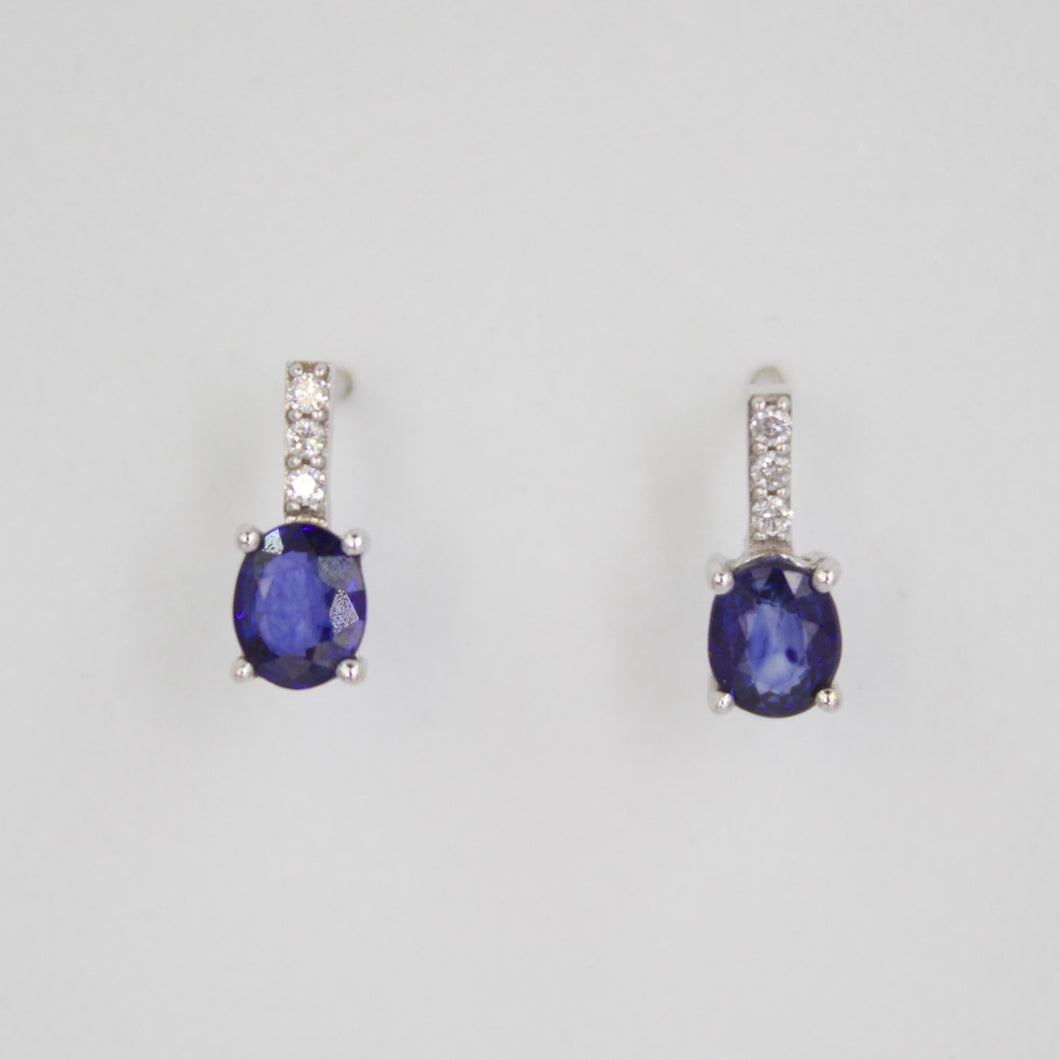 Aretes en oro blanco 14k con zafiros y diamantes.