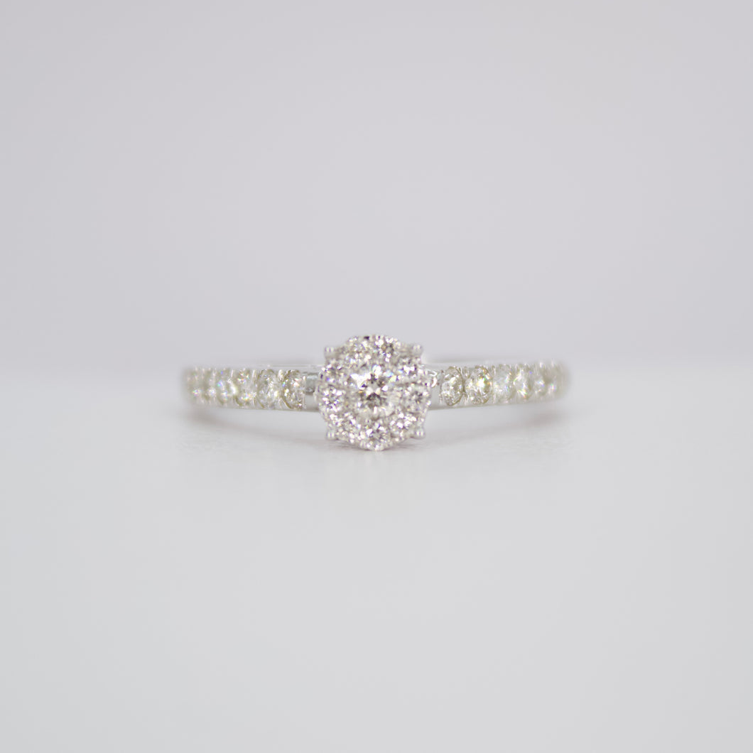 Anillo en oro blanco 14k con diamantes.
