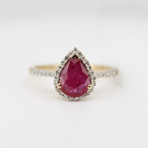 Anillo oro amarillo 14k con rubí y diamantes.