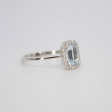 Cargar imagen en el visor de la galería, Anillo en oro blanco 14k aguamarina y diamantes.