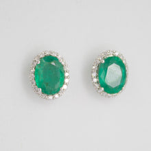 Cargar imagen en el visor de la galería, Aretes en oro blanco 14k con esmeralda y diamantes.