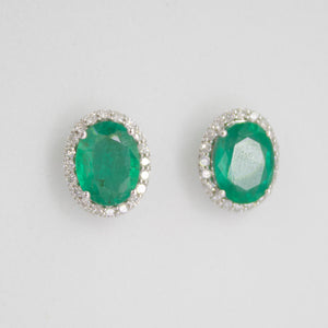 Aretes en oro blanco 14k con esmeralda y diamantes.