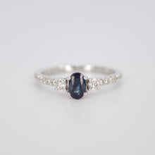 Cargar imagen en el visor de la galería, Anillo en oro blanco 14k con diamantes y zafiro.