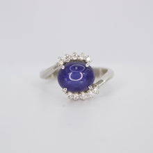 Cargar imagen en el visor de la galería, Anillo en oro blanco 18k con zafiro estrella y diamantes.