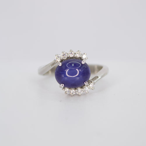 Anillo en oro blanco 18k con zafiro estrella y diamantes.