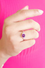 Cargar imagen en el visor de la galería, Anillo en oro rosa 14k con amatista y diamantes.