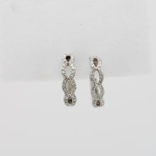 Cargar imagen en el visor de la galería, Aretes en oro blanco 14k con diamantes.